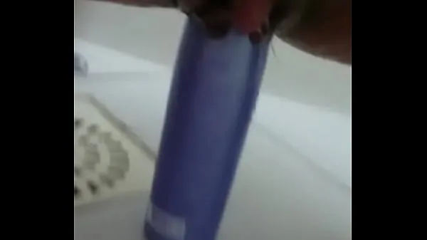 XXX Stuffing the shampoo into the pussy and the growing clitoris วิดีโอของฉัน