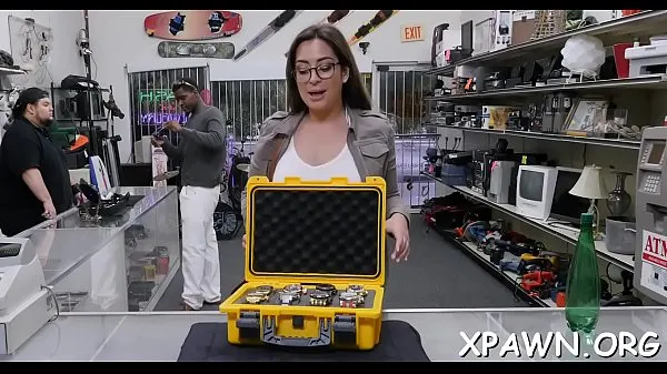 XXX Bimbo is having sex in shop Video saya