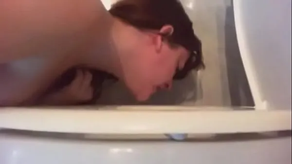 XXX This Italian slut makes you see how she enjoys with her head in the toilet mých videí