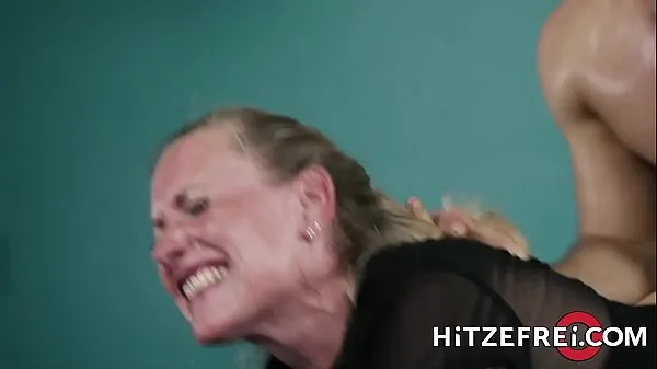 XXX HITZEFREI Blonde German MILF fucks a y. guy Videolarım
