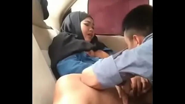 XXX Hijab girl in car with boyfriend 我的视频