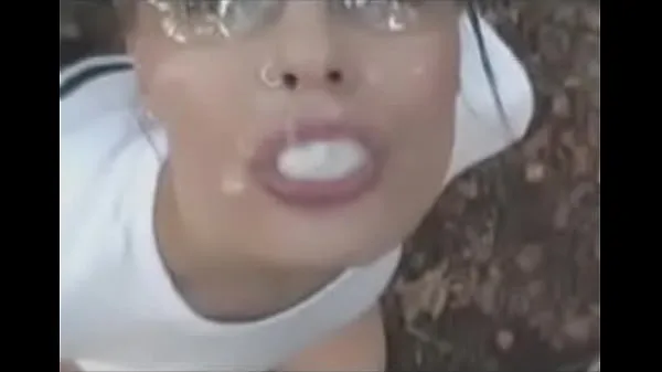 XXX Queeny- Roller blade facial mých videí