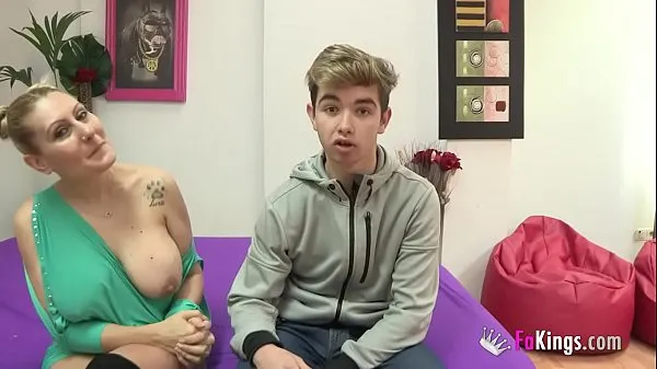 XXX Nuria und ihre ENORMOUS BOOBIES ficken einen 18jährigen Rookie der das Alter ihres Sohnes hatmeine Videos