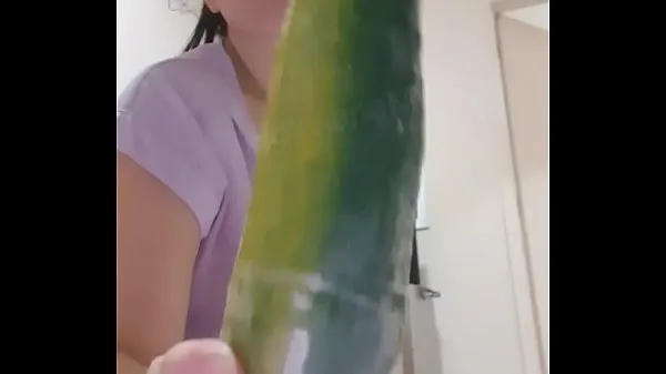 XXX cucumber in the spit moje videá