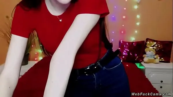 XXX Solo pale brunette amateur babe in red t shirt and jeans trousers strips her top and flashing boobs in bra then gets dressed again on webcam show 我的视频