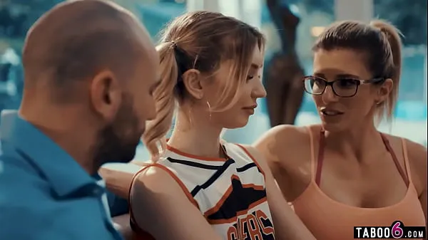 XXX Coach wife brings in tiny teen cheerleader for husband τα βίντεό μου