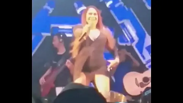 XXX singer showing her pussy moji videoposnetki