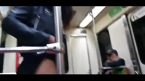XXX Showing her tits on the train 我的视频