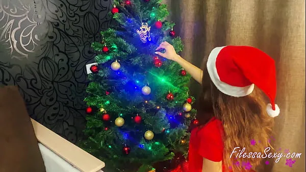 XXX Girl Decorates Christmas Tree And Masturbates With Lollipop مقاطع الفيديو الخاصة بي