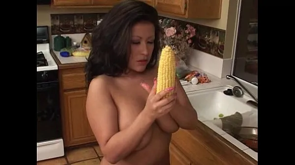XXX Fat brunette inserts corn and cucumbers in pussy Video saya