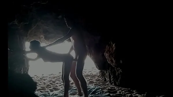 XXX At the beach, hidden inside the cave mine videoer