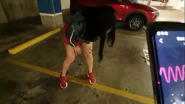 XXX Martinasmith squirting at the Mall parking lot 내 동영상