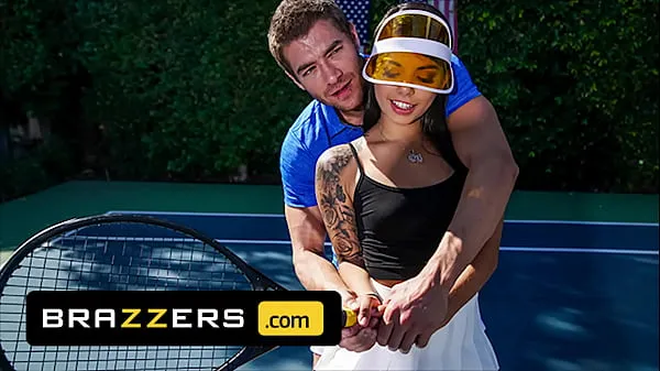 XXX Xander Corvus) Massages (Gina Valentinas) Foot To Ease Her Pain They End Up Fucking - Brazzersmes vidéos