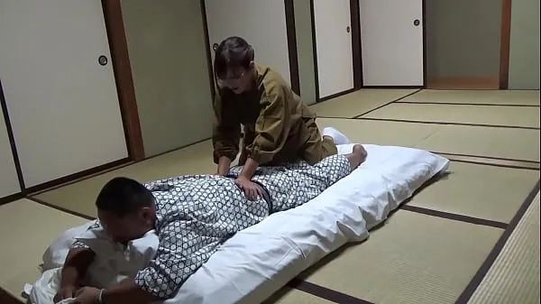 XXX Seducing a Waitress Who Came to Lay Out a Futon at a Hot Spring Inn and Had Sex With Her! The Whole Thing Was Secretly Caught on Camera in the Room Video saya