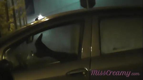 XXX Ich teile meine Schlampe mit einem Fremden im Auto vor Voyeuren auf einem öffentlichen Parkplatz - MissCreamymeine Videos