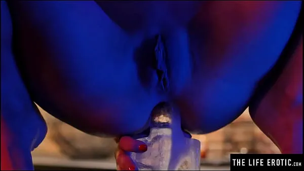 XXX Watch her fucking her tight asshole with a huge dildo made of ice วิดีโอของฉัน