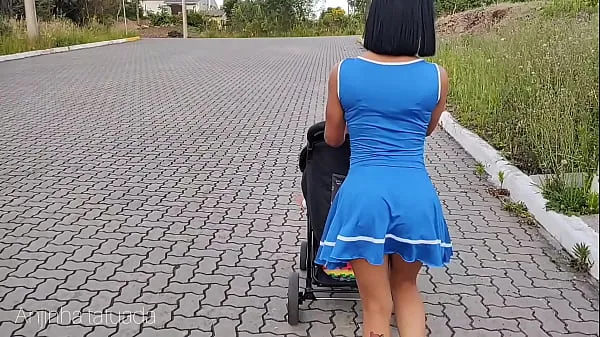 XXX Deliziosa madre in abito blu senza mutandine durante la passeggiata in stradai miei video