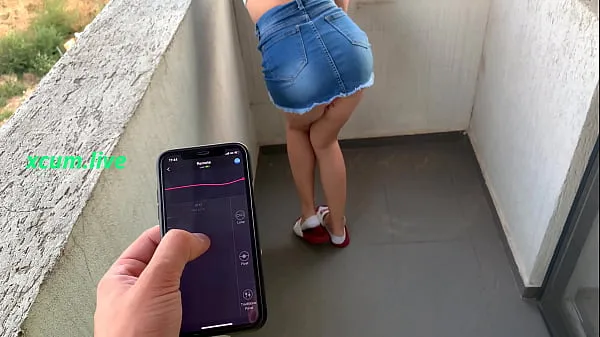 XXX Controlling vibrator by step brother in public places moje videá