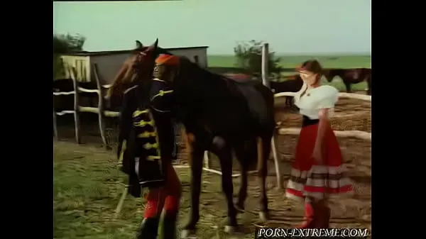 XXX 兵士は若い村の女の子に乗馬を与える 私の動画