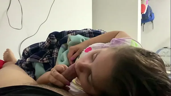 XXX My little stepdaughter plays with my cock in her mouth while we watch a movie (She doesn't know I recorded it mých videí