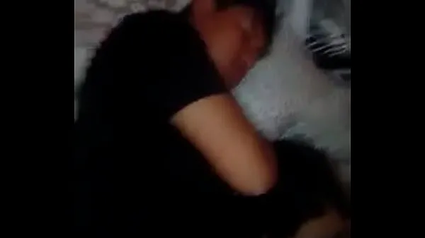 XXX THEY FUCK HIS WIFE WHILE THE CUCKOLD SLEEPS mijn video's