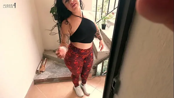 XXX I fuck my horny neighbor when she is going to water her plants moje videá