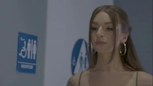 XXX Wicked - Cute Brunette fickt ihr Date auf ihrem Frisky Stuff Channel VOLLSTÄNDIGE SZENEmeine Videos