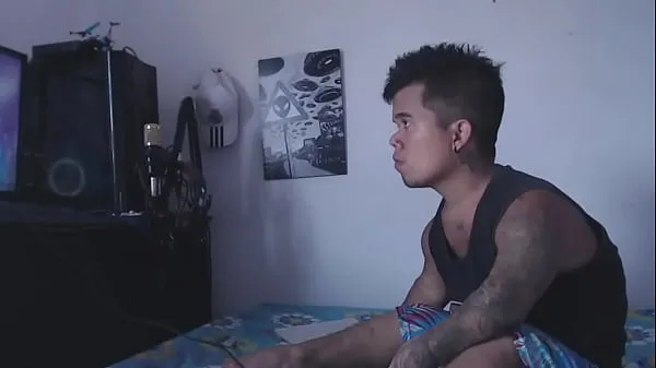 XXX While the dwarf had fun playing with his video games, the stepsister arrives horny to play with his penis วิดีโอของฉัน