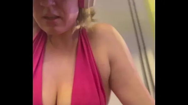 XXX Wow, my training at the gym left me very sweaty and even my pussy leaked, I was embarrassed because I was so horny mina videor