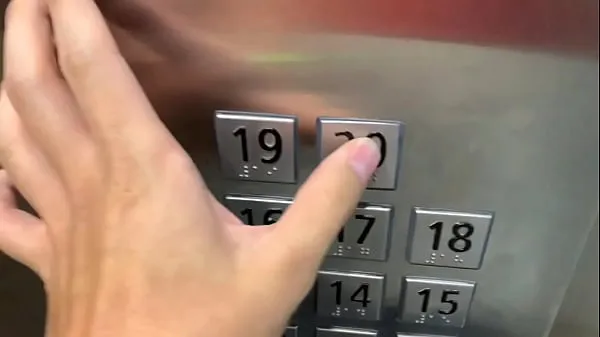 XXX Sexe en public, dans l'ascenseur avec un inconnu et ils nous surprennentmes vidéos