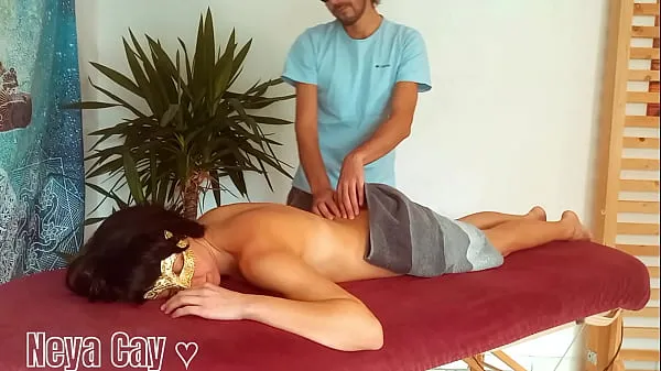 XXX La splendida ragazza riceve un massaggio oleoso e un creampie - primo piano della figa di Neya Cayi miei video